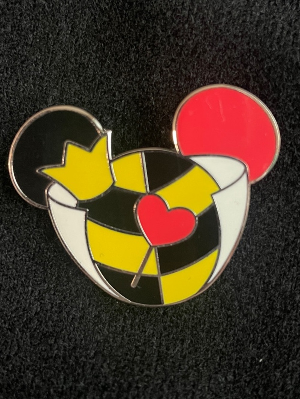Disney Queen of Hearts  Villians trading pin